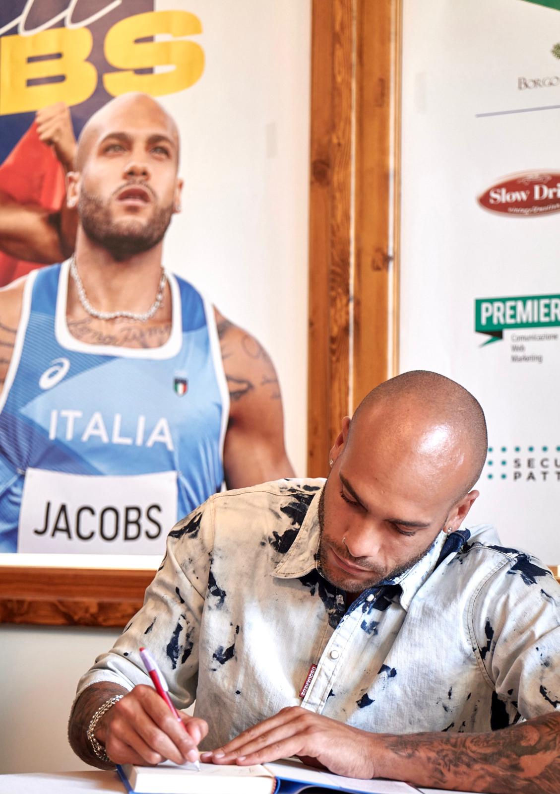 Firmacopie con Marcell Jacobs durante un evento